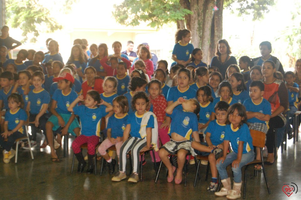 Escola de Dourados realiza plantio de árvore, para celebrar dia mundial da água