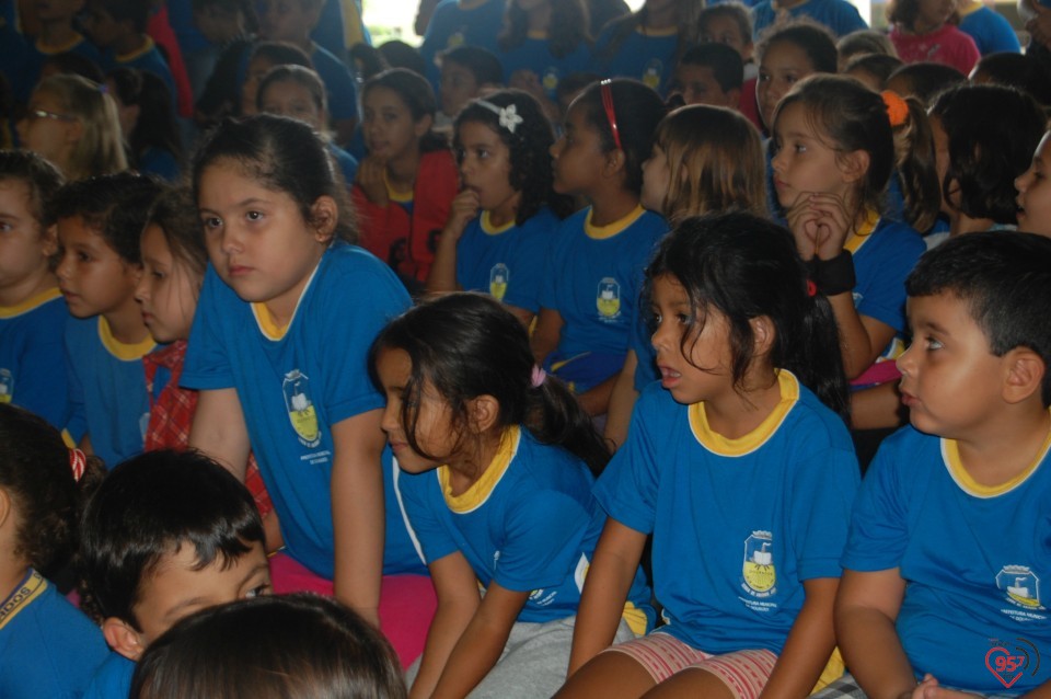 Escola de Dourados realiza plantio de árvore, para celebrar dia mundial da água