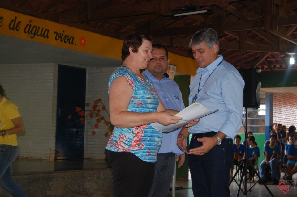 Escola de Dourados realiza plantio de árvore, para celebrar dia mundial da água