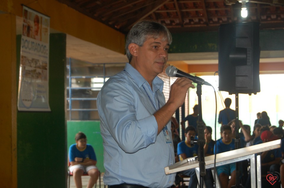 Escola de Dourados realiza plantio de árvore, para celebrar dia mundial da água