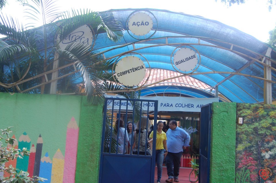 Escola de Dourados realiza plantio de árvore, para celebrar dia mundial da água