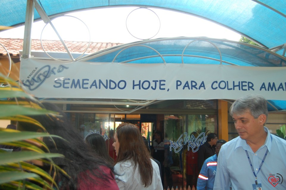 Escola de Dourados realiza plantio de árvore, para celebrar dia mundial da água