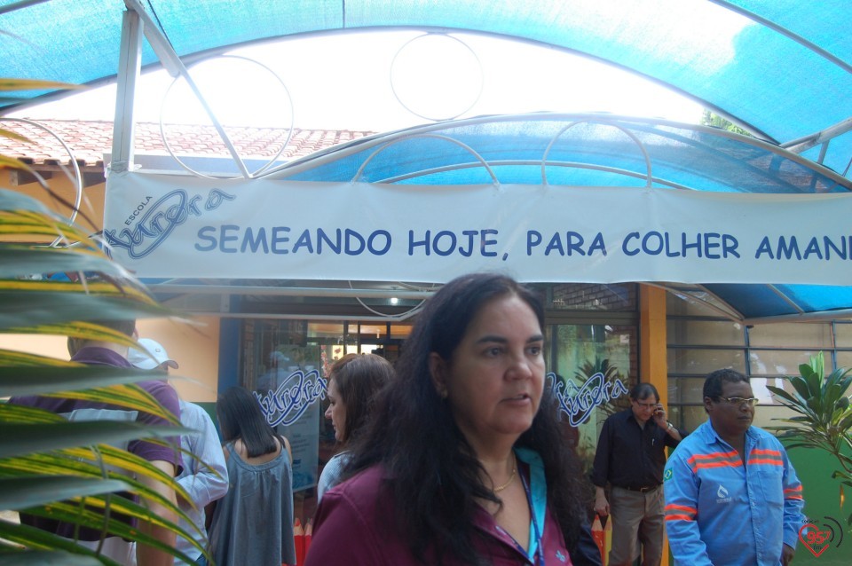 Escola de Dourados realiza plantio de árvore, para celebrar dia mundial da água