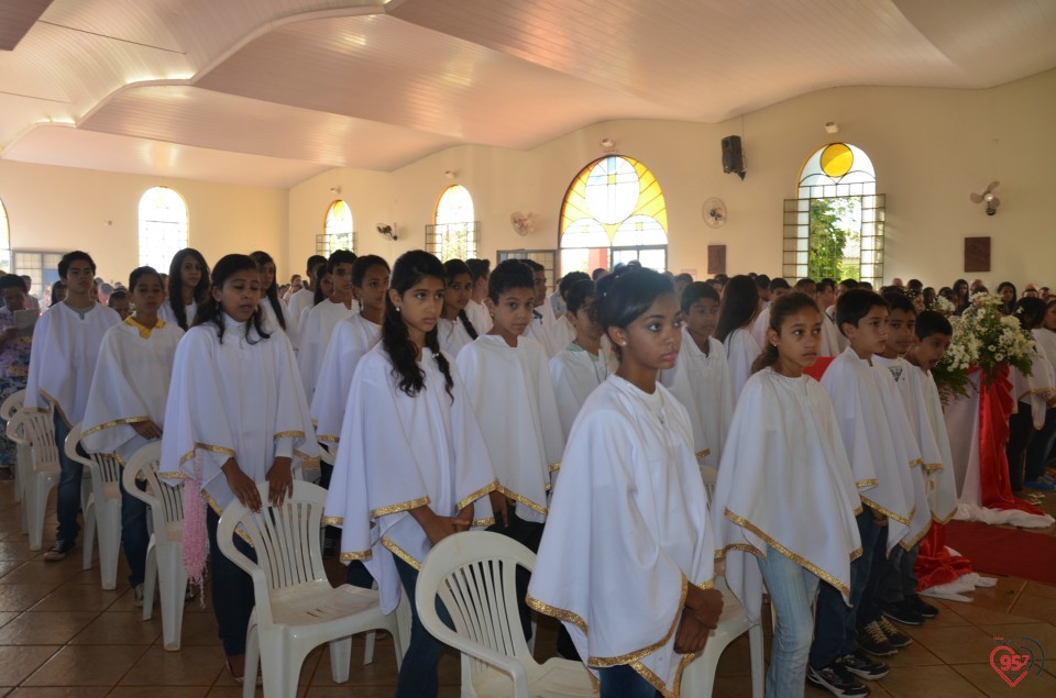 Paróquia N.S. Carmo realiza 1ª comunhão com mais de 50 jovens