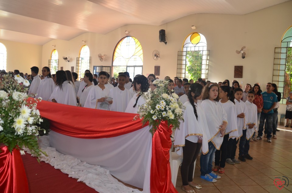 Paróquia N.S. Carmo realiza 1ª comunhão com mais de 50 jovens