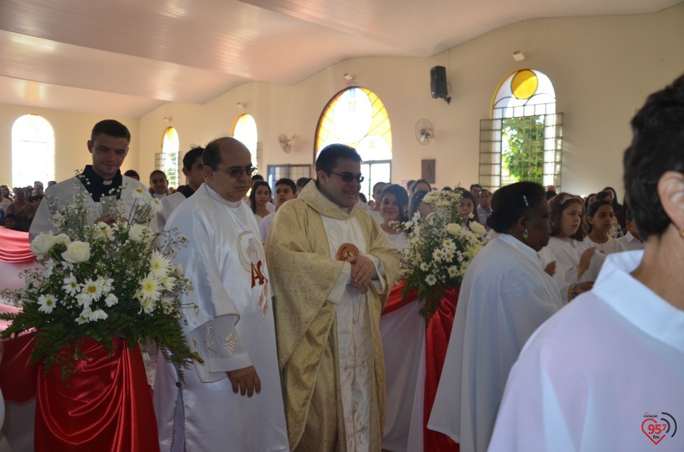 Paróquia N.S. Carmo realiza 1ª comunhão com mais de 50 jovens