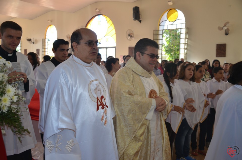 Paróquia N.S. Carmo realiza 1ª comunhão com mais de 50 jovens