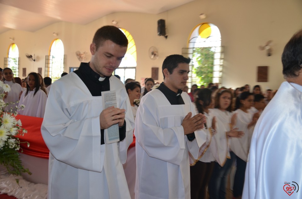 Paróquia N.S. Carmo realiza 1ª comunhão com mais de 50 jovens