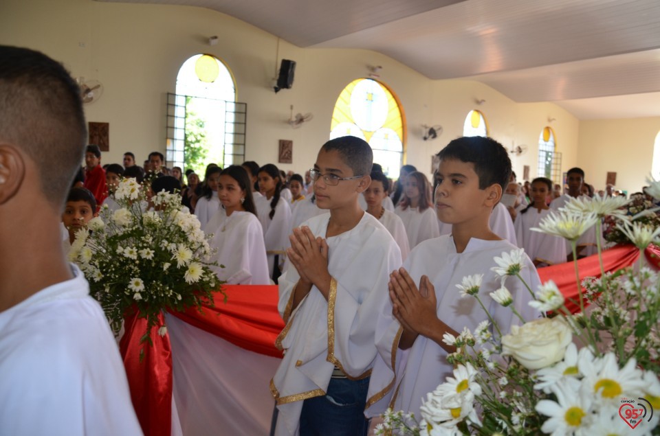 Paróquia N.S. Carmo realiza 1ª comunhão com mais de 50 jovens