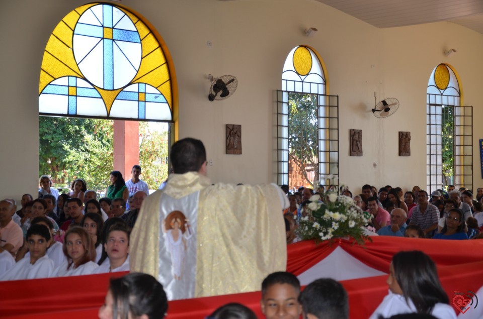 Paróquia N.S. Carmo realiza 1ª comunhão com mais de 50 jovens