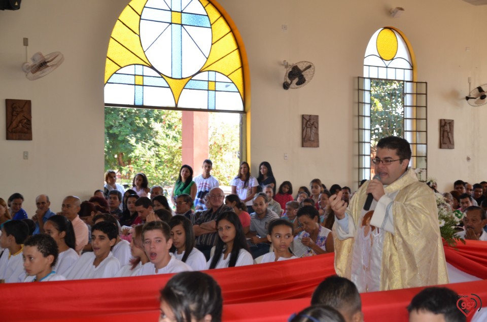 Paróquia N.S. Carmo realiza 1ª comunhão com mais de 50 jovens