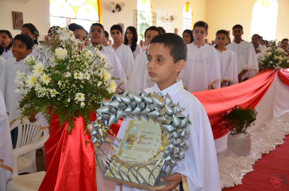 Paróquia N.S. Carmo realiza 1ª comunhão com mais de 50 jovens