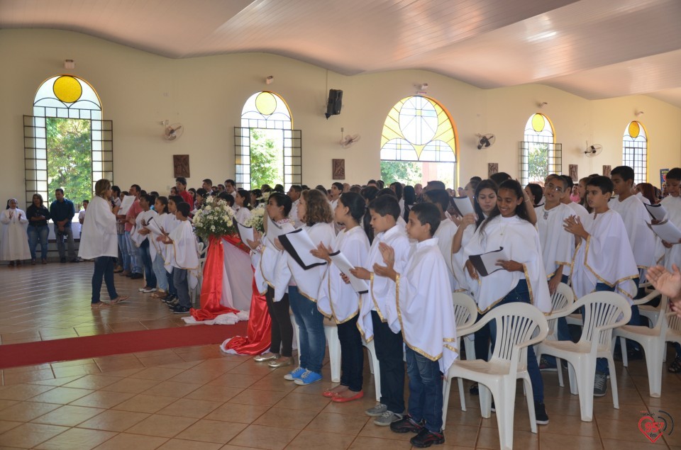 Paróquia N.S. Carmo realiza 1ª comunhão com mais de 50 jovens