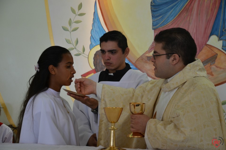 Paróquia N.S. Carmo realiza 1ª comunhão com mais de 50 jovens