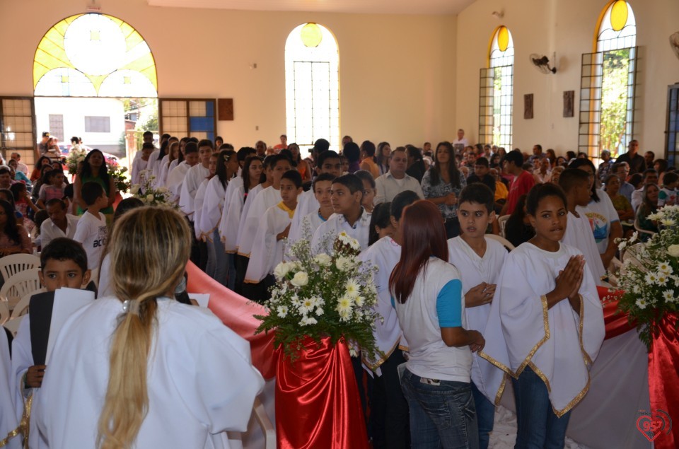 Paróquia N.S. Carmo realiza 1ª comunhão com mais de 50 jovens