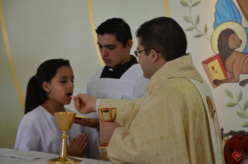 Paróquia N.S. Carmo realiza 1ª comunhão com mais de 50 jovens