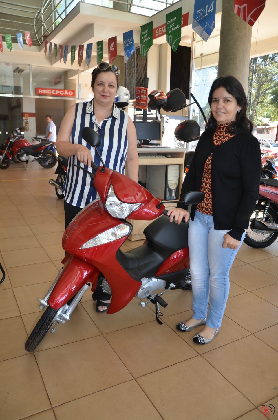 Rádio Coração entrega premiação do Show de prêmios 'Mãe, amigas do Coração'.