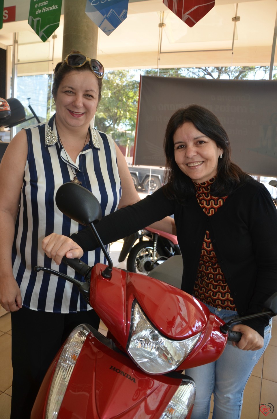 Rádio Coração entrega premiação do Show de prêmios 'Mãe, amigas do Coração'.
