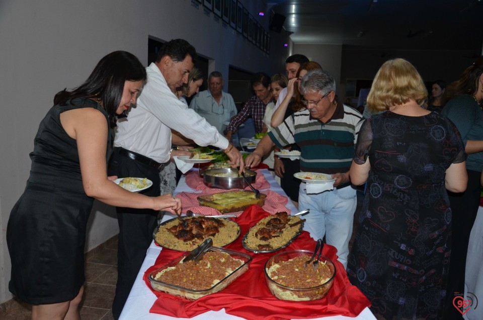 Jantar dançante dos namorados reúne casais de Itaporã e região