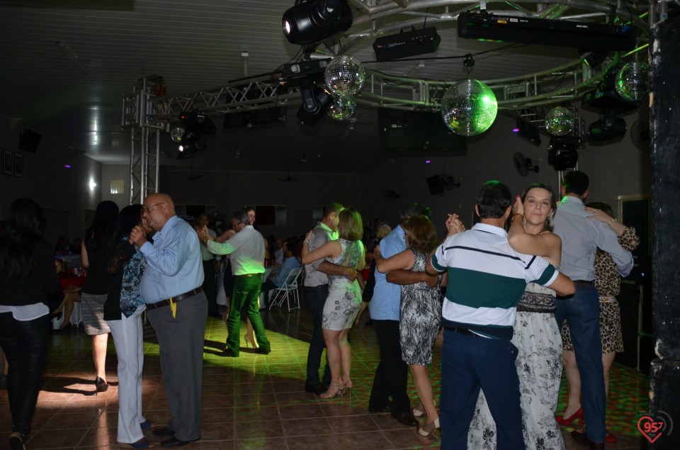 Jantar dançante dos namorados reúne casais de Itaporã e região