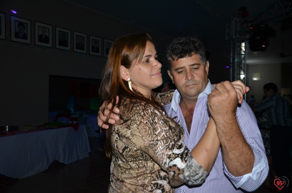 Jantar dançante dos namorados reúne casais de Itaporã e região