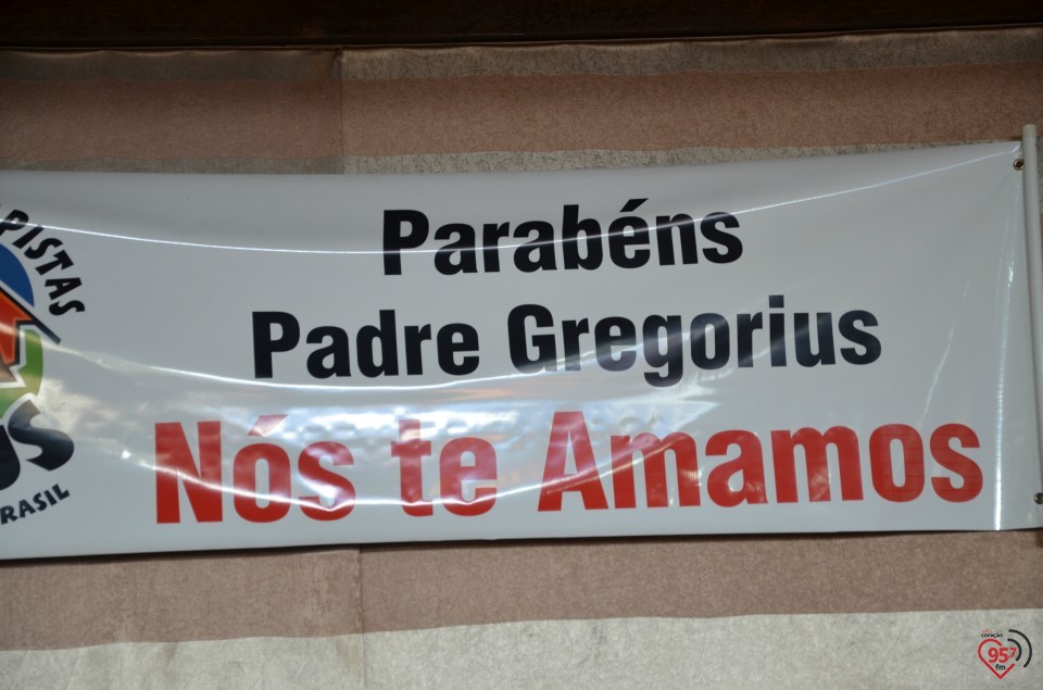 Padre Gregório comemora mais um ano de vida e recebe o carinho dos amigos