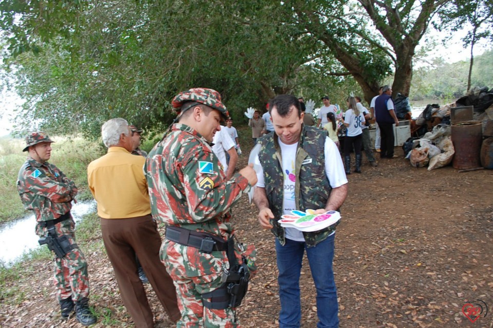 Dia C - Operação conjunta retira 1.700 Kg de lixo de rio do MS