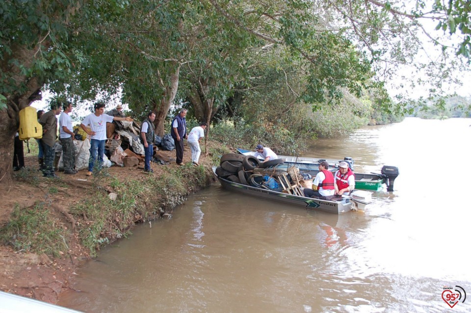 Dia C - Operação conjunta retira 1.700 Kg de lixo de rio do MS