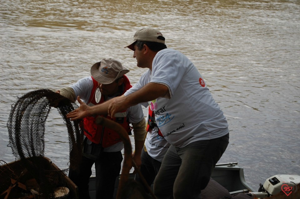 Dia C - Operação conjunta retira 1.700 Kg de lixo de rio do MS