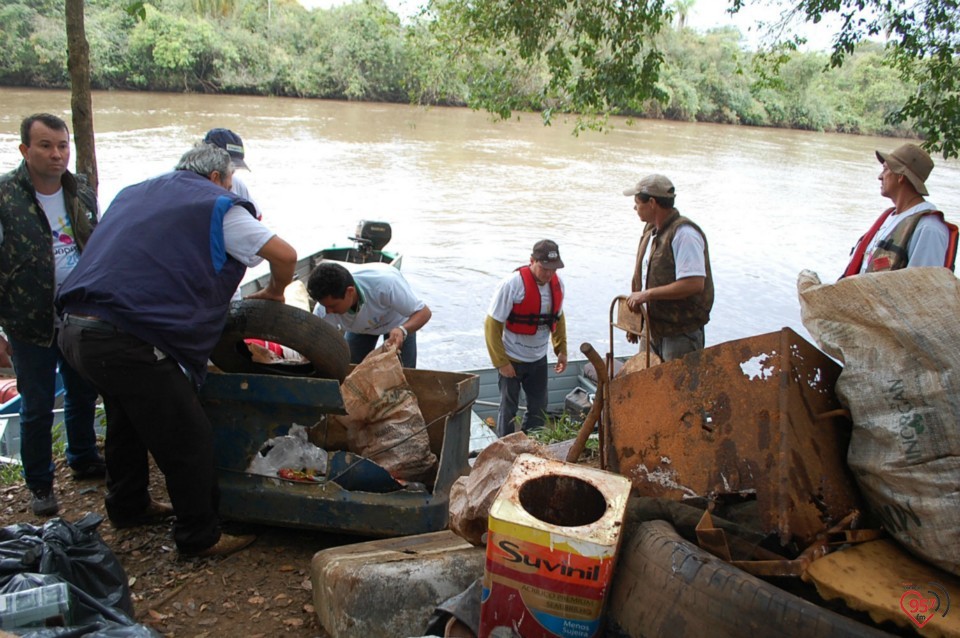 Dia C - Operação conjunta retira 1.700 Kg de lixo de rio do MS