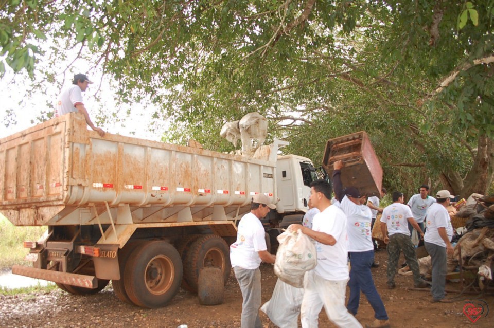 Dia C - Operação conjunta retira 1.700 Kg de lixo de rio do MS