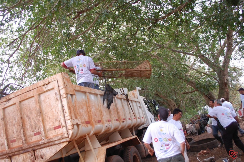 Dia C - Operação conjunta retira 1.700 Kg de lixo de rio do MS