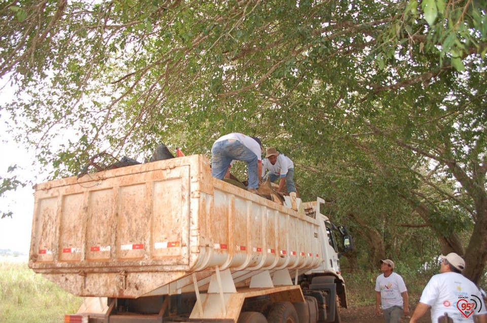 Dia C - Operação conjunta retira 1.700 Kg de lixo de rio do MS
