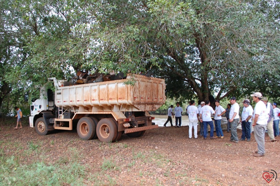 Dia C - Operação conjunta retira 1.700 Kg de lixo de rio do MS