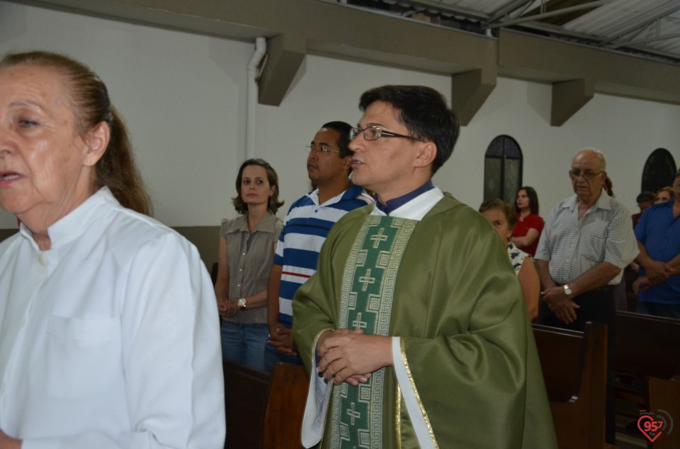 Pe. Adryano Stevanelli celebra missa na catedral