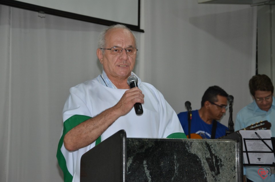 Pe. Adryano Stevanelli celebra missa na catedral