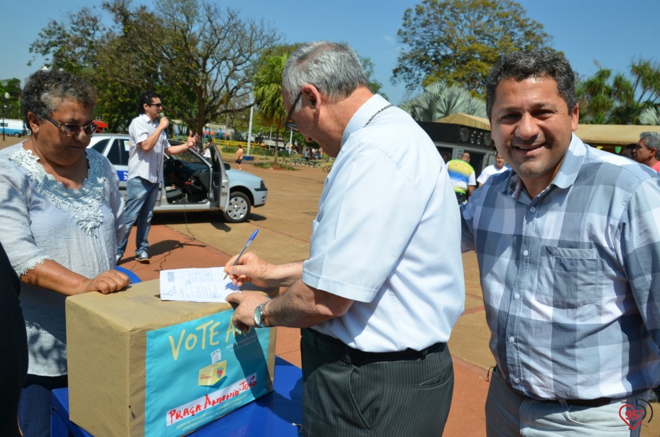 Dom Redovino deixa seu voto no plebiscito Popular Constituinte