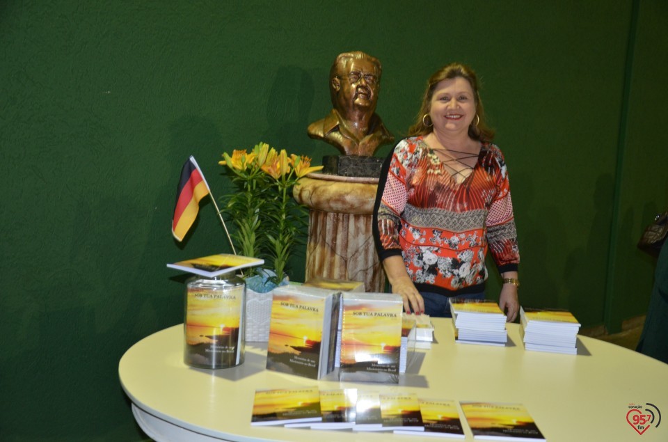 Lançamento de biografia de dom Alberto reúne fiéis e amigos no CEIA