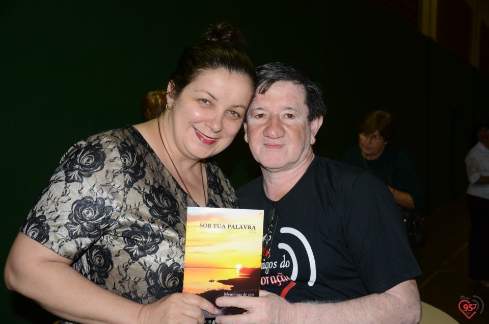 Lançamento de biografia de dom Alberto reúne fiéis e amigos no CEIA