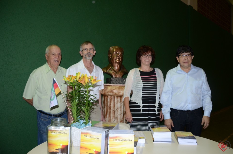 Lançamento de biografia de dom Alberto reúne fiéis e amigos no CEIA