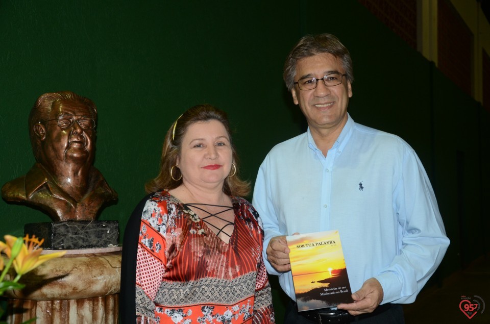 Lançamento de biografia de dom Alberto reúne fiéis e amigos no CEIA