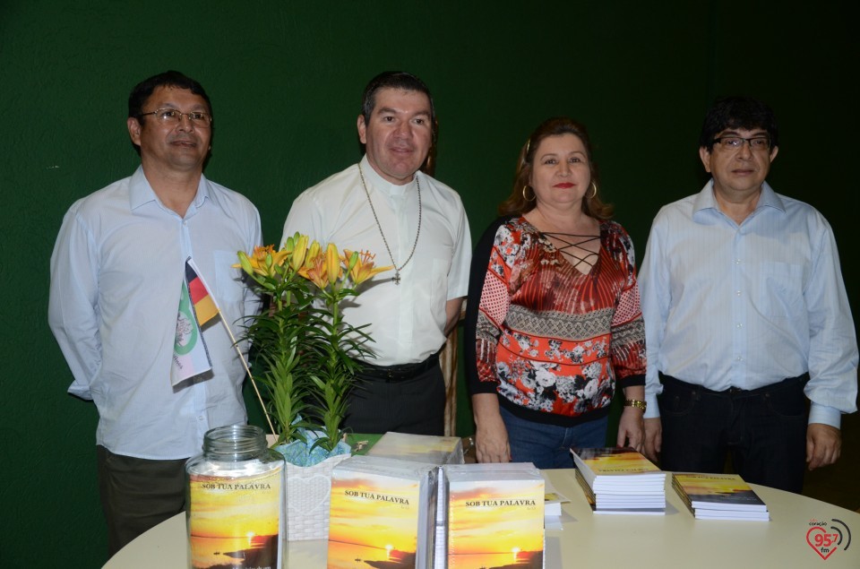 Lançamento de biografia de dom Alberto reúne fiéis e amigos no CEIA