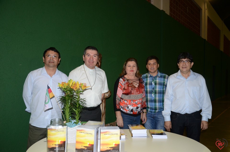 Lançamento de biografia de dom Alberto reúne fiéis e amigos no CEIA