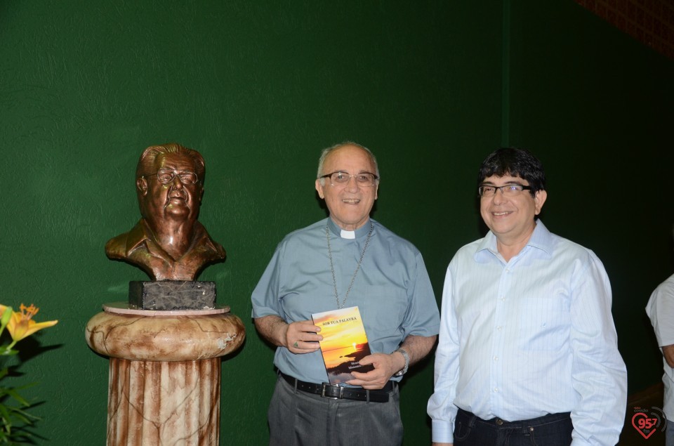 Lançamento de biografia de dom Alberto reúne fiéis e amigos no CEIA