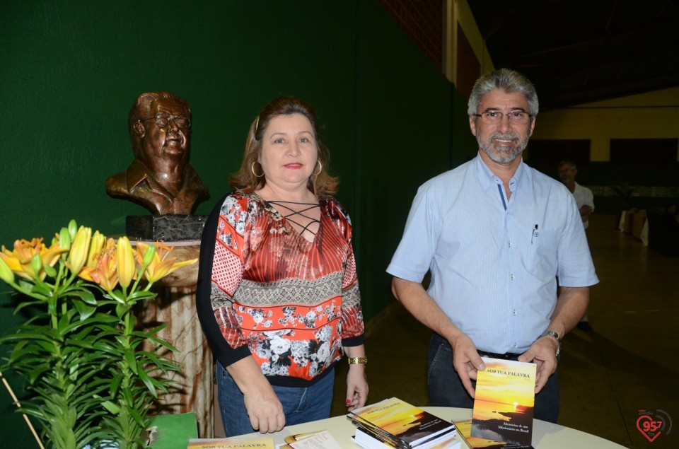 Lançamento de biografia de dom Alberto reúne fiéis e amigos no CEIA