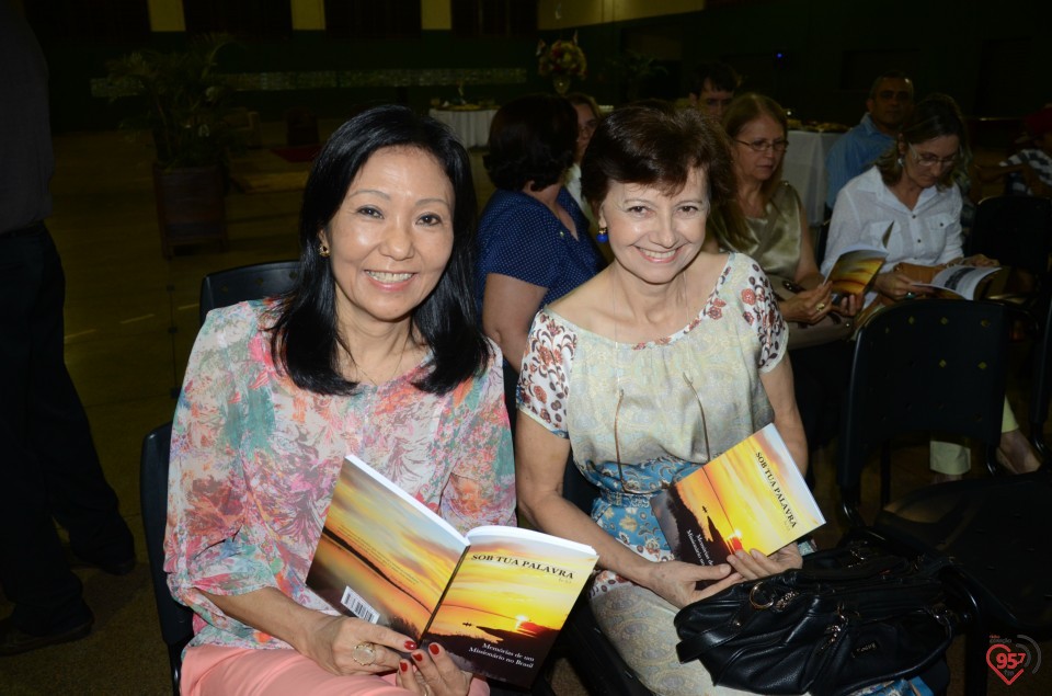 Lançamento de biografia de dom Alberto reúne fiéis e amigos no CEIA