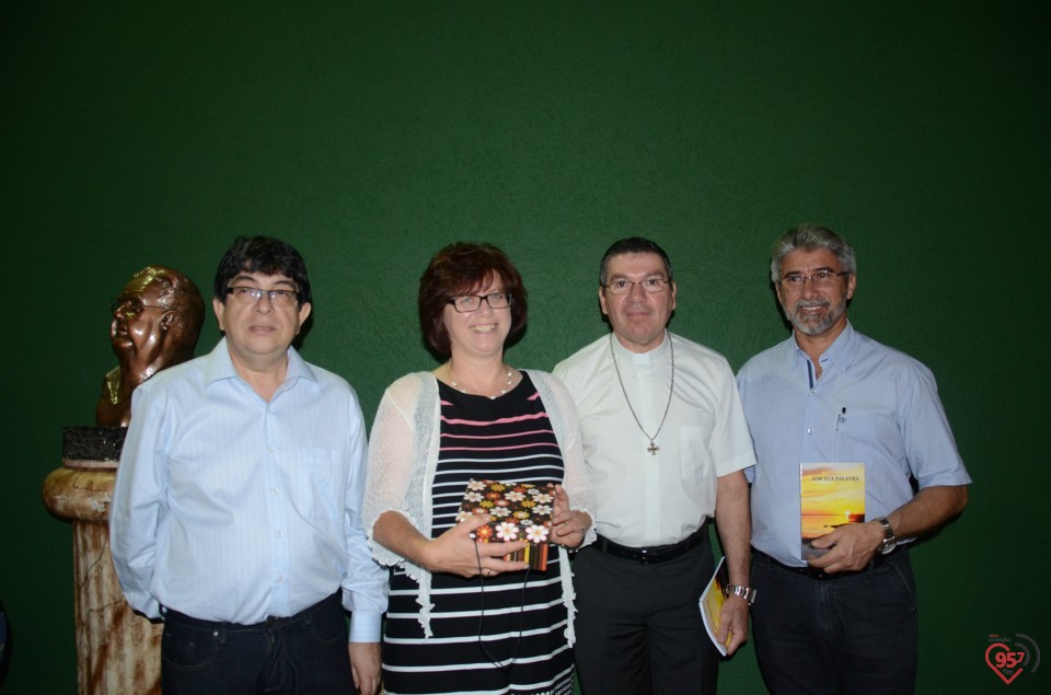 Lançamento de biografia de dom Alberto reúne fiéis e amigos no CEIA
