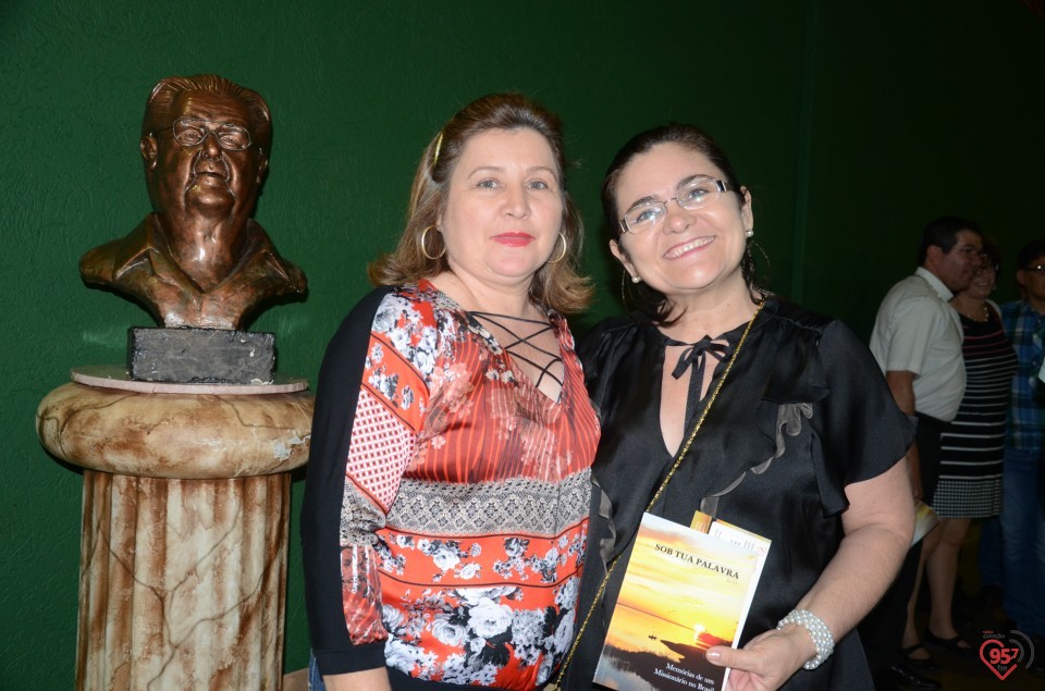 Lançamento de biografia de dom Alberto reúne fiéis e amigos no CEIA