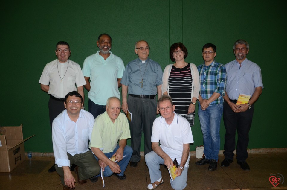 Lançamento de biografia de dom Alberto reúne fiéis e amigos no CEIA