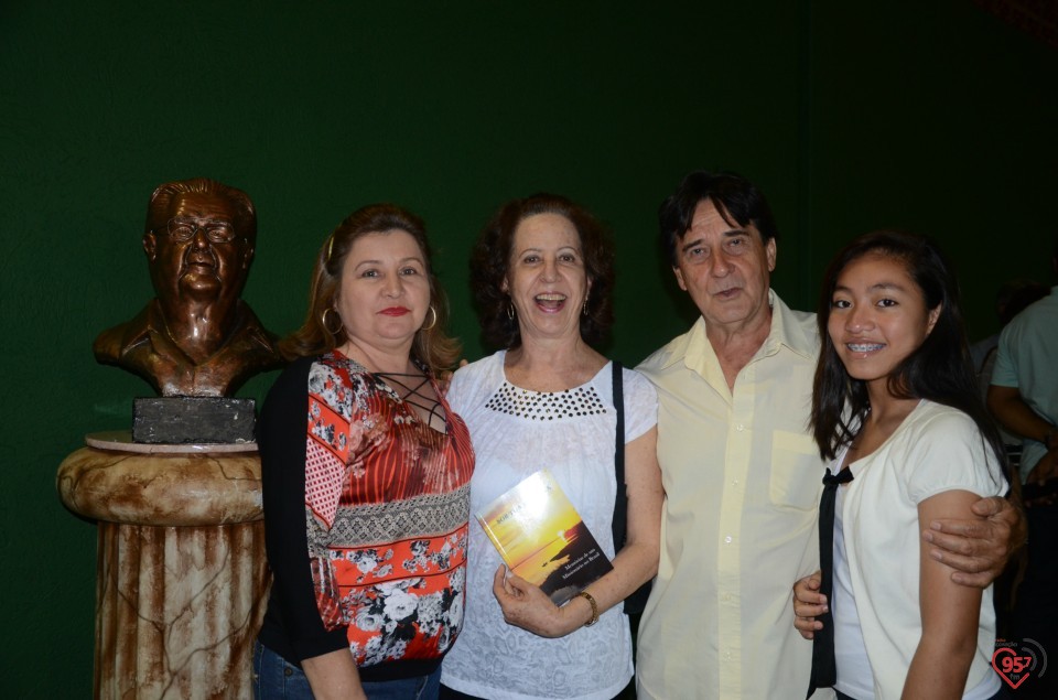 Lançamento de biografia de dom Alberto reúne fiéis e amigos no CEIA